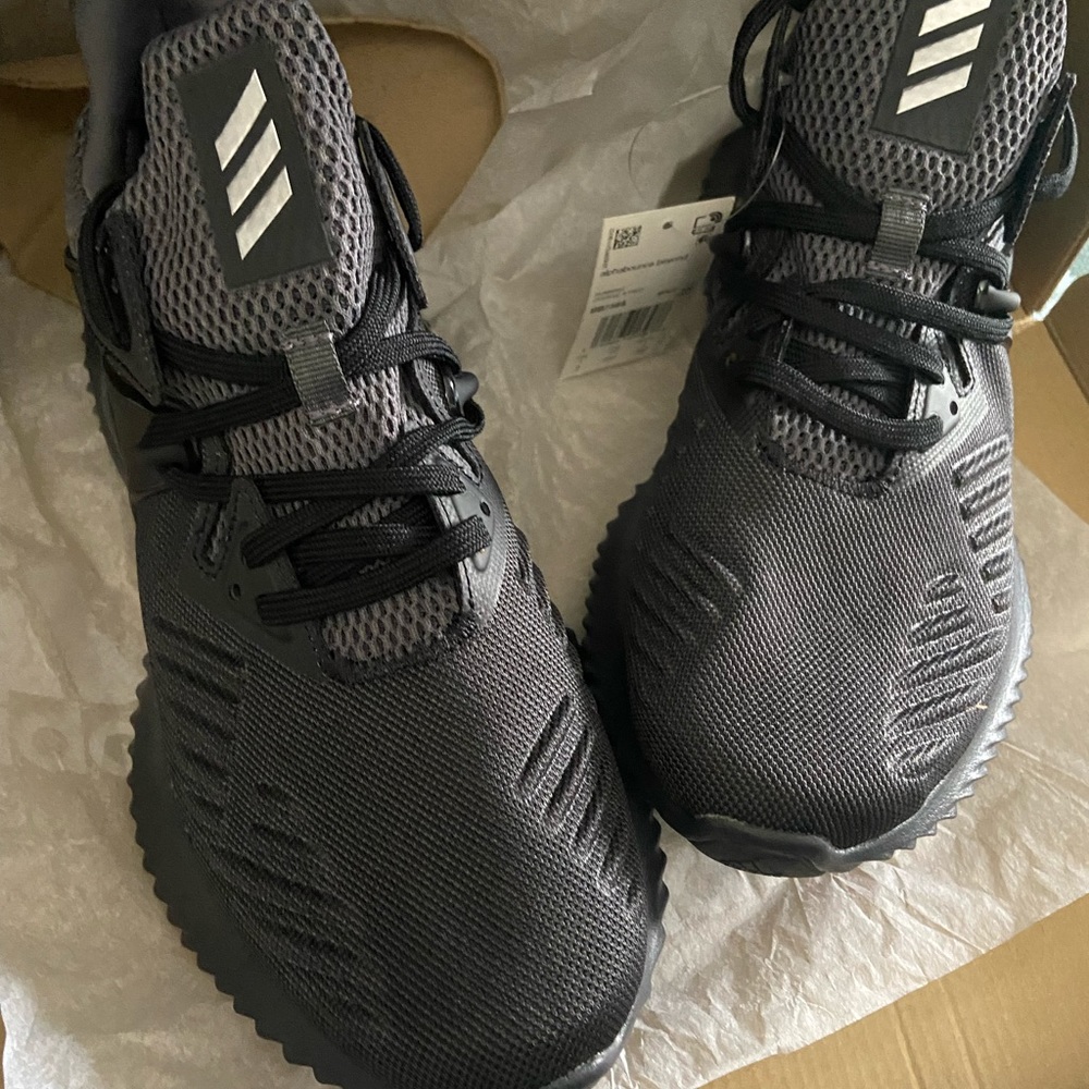 Adidas size 8/Black/NW